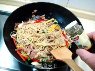 松茸培根炒意面的做法步骤：12