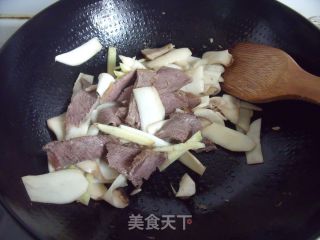 爽嫩香滑的快手菜－－鸡腿菇炒牛肉的做法步骤：3