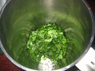 菠菜手擀面的做法步骤：1