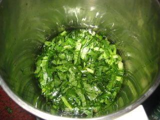 菠菜手擀面的做法步骤：2