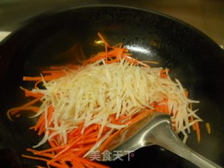 胡萝卜丝炒银鱼的做法步骤：4