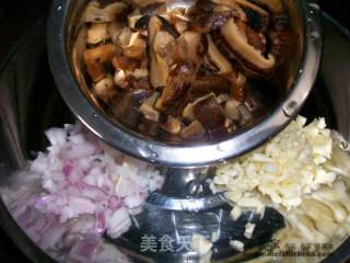 家常菜肴@@蚝油冬菇焖猪肉的做法步骤：1