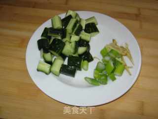 宫保鸡丁的做法步骤：1