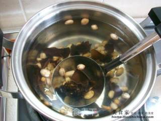 家常煲汤@@木耳花生猪骨汤的做法步骤：2