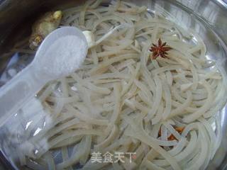 【夏日小凉菜】：双色皮冻的做法步骤：7