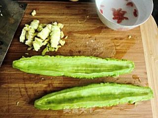 【夏日小凉菜】---蜜汁苦瓜的做法步骤：2