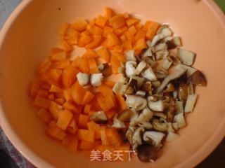 腊肉炒饭的做法步骤：1
