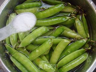 【夏日小凉菜】盐水豌豆的做法步骤：1