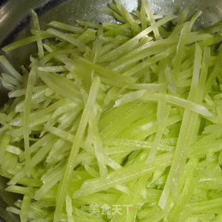 【夏日小凉菜】凉拌莴笋的做法步骤：2