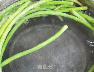 健康美味的——蒜蓉棒棒糖的做法步骤：2
