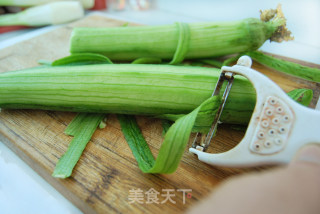 丝瓜炒毛豆籽的做法步骤：2