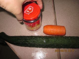 【夏日小凉菜】红萝卜拍黄瓜的做法步骤：1