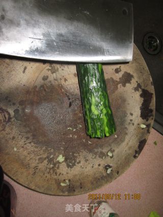 【夏日小凉菜】红萝卜拍黄瓜的做法步骤：2
