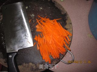 【夏日小凉菜】红萝卜拍黄瓜的做法步骤：3