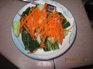 【夏日小凉菜】红萝卜拍黄瓜的做法步骤：4