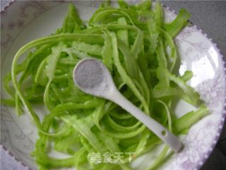 【夏日小凉菜】冰镇苦瓜丝的做法步骤：3