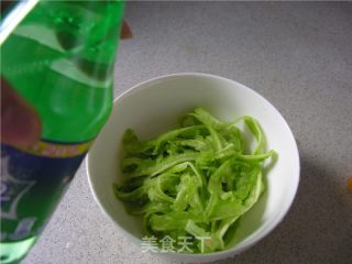 【夏日小凉菜】冰镇苦瓜丝的做法步骤：4