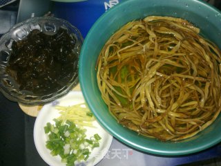 米耳炝黄花菜的做法步骤：1