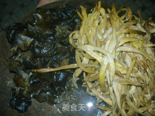 米耳炝黄花菜的做法步骤：2