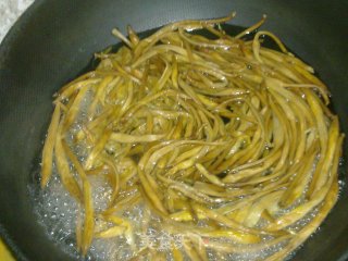 米耳炝黄花菜的做法步骤：4