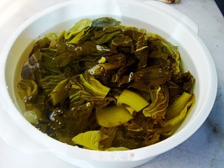酸菜牛肉的做法步骤：1