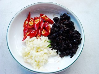 蒜蓉豆豉炒薯苗的做法步骤：2