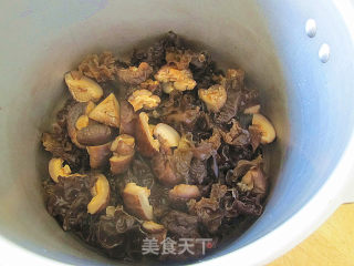 冬菇木耳焖鸡脚的做法步骤：5