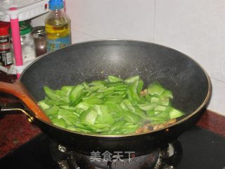 豆豉瘦肉炒苦瓜的做法步骤：2