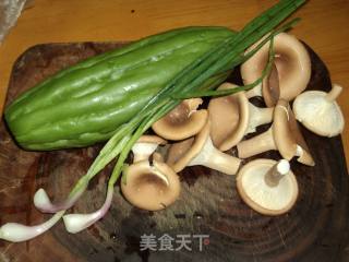 【夏日小凉菜】苦瓜拌蘑茹的做法步骤：1