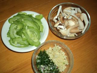 【夏日小凉菜】苦瓜拌蘑茹的做法步骤：2
