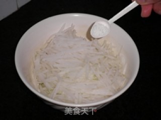 凉拌香辣萝卜丝的做法步骤：3
