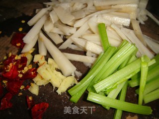西芹藕丝的做法步骤：2
