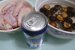 香菇烧鸡翅的做法步骤：1