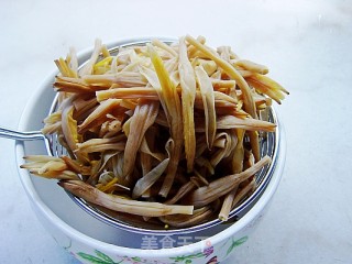 【夏日小凉菜】凉拌黄花菜的做法步骤：5