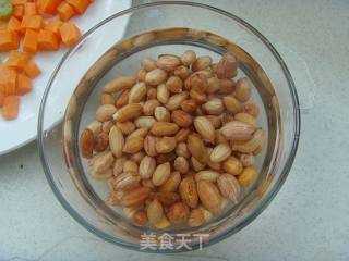 【夏日小凉菜】：五香花生米的做法步骤：1