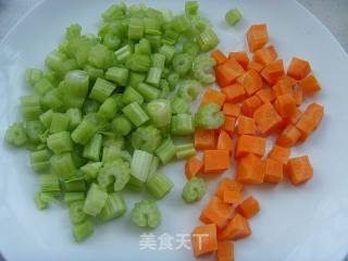 【夏日小凉菜】：五香花生米的做法步骤：2