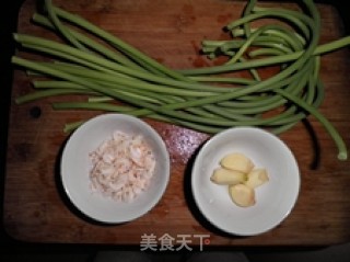 手撕蒜苗拌虾米的做法步骤：1
