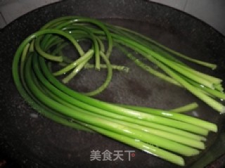 手撕蒜苗拌虾米的做法步骤：2