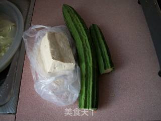 丝瓜炒豆腐的做法步骤：1