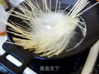 凉拌番茄盖浇面的做法步骤：2