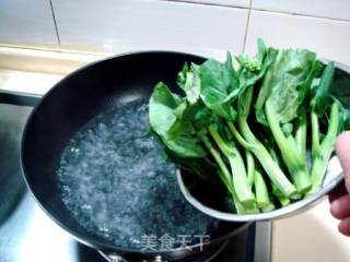 蒜蓉炒芥兰的做法步骤：2