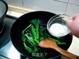 蒜蓉炒芥兰的做法步骤：6
