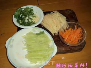 【夏日小凉菜】---方便拌三丝的做法步骤：2