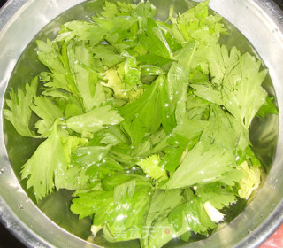 【夏日小凉菜】凉拌芹菜叶的做法步骤：1