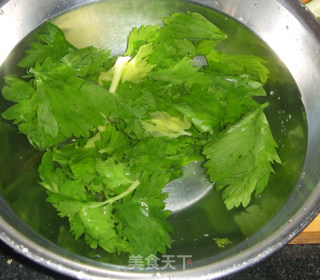 【夏日小凉菜】凉拌芹菜叶的做法步骤：2