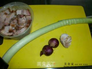 家常菜肴@@烧肉炒蒜苗的做法步骤：1