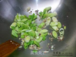 家常菜肴@@烧肉炒蒜苗的做法步骤：2