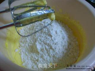 今天白忙了蛋糕搞砸了~~乱配乱搭的@@无名蛋糕的做法步骤：4