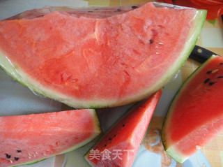 【夏日小凉菜】---凉拌西瓜皮的做法步骤：1