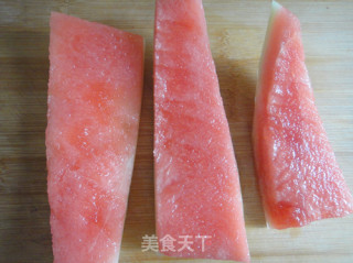 【夏日小凉菜】---凉拌西瓜皮的做法步骤：2